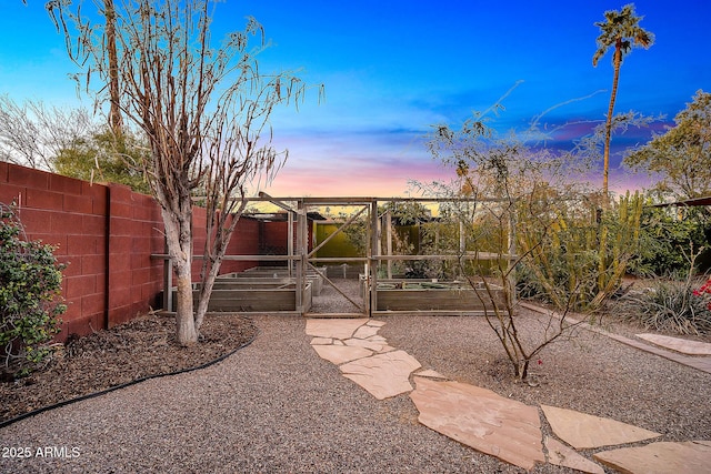 view of yard at dusk