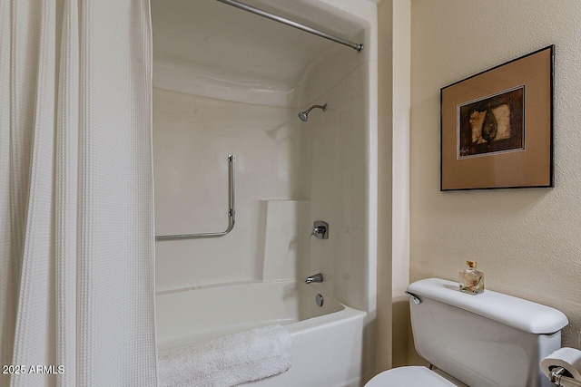 full bathroom featuring shower / bathtub combination with curtain and toilet