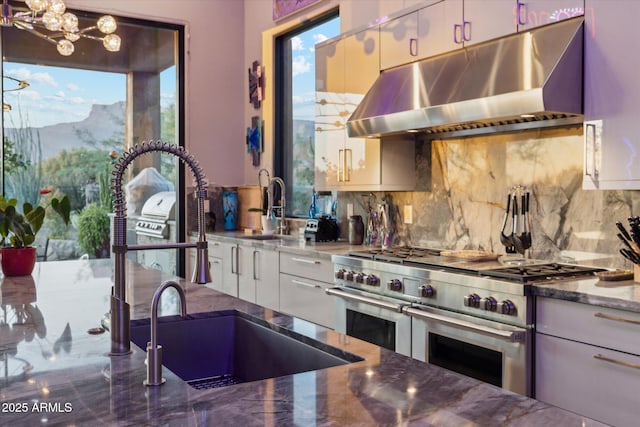 7846 E Wilderness Trl, Gold Canyon, AZ 85118 - kitchen featuring range with two ovens, under cabinet range hood, decorative backsplash, and a mountain view