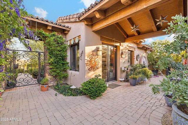 7846 E Wilderness Trl, Gold Canyon, AZ 85118 - view of patio / terrace with ceiling fan and a gate