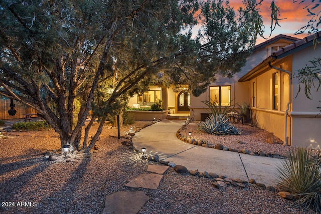 view of yard at dusk