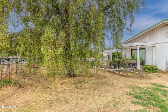 view of yard featuring a pergola