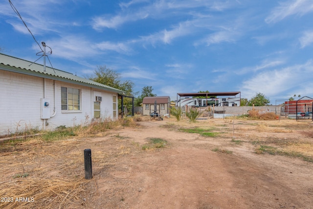 view of yard with an outdoor structure