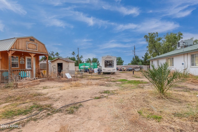 view of yard with an outdoor structure