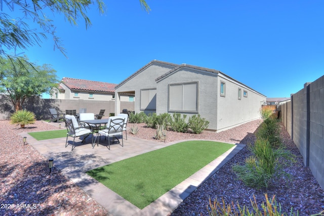 view of yard featuring a patio area