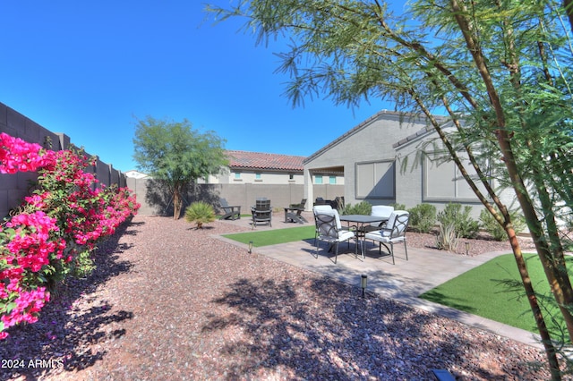 view of yard with a patio area