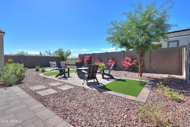 view of yard featuring a patio area