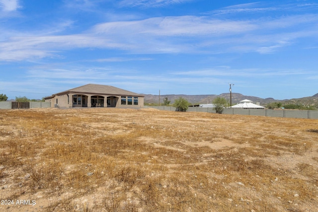 view of yard with a mountain view