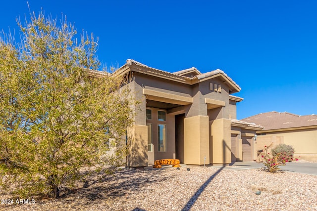 view of front facade featuring a garage