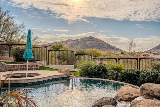 view of pool featuring a mountain view and an in ground hot tub