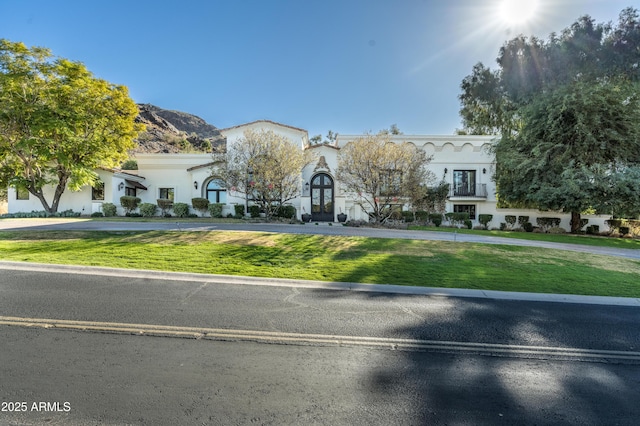 view of front of property with a front lawn