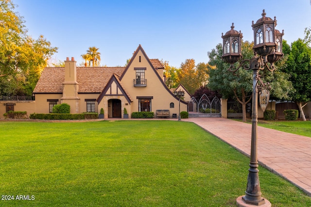 view of front of home with a front lawn