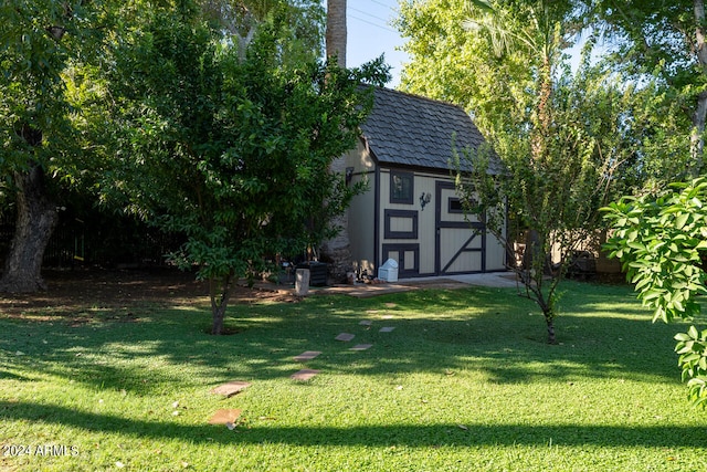 view of yard featuring an outbuilding