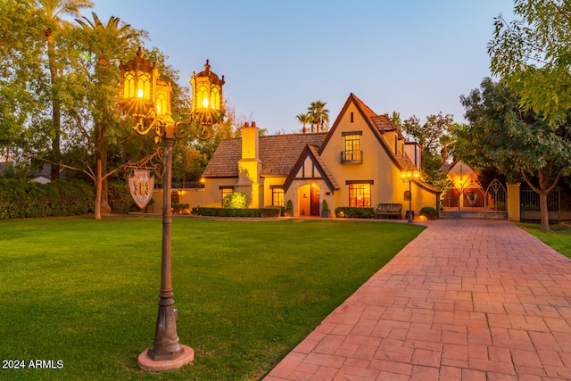 view of front of home featuring a lawn