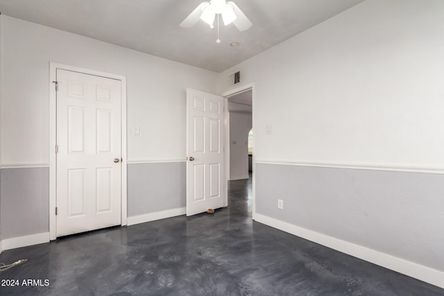 unfurnished bedroom featuring ceiling fan