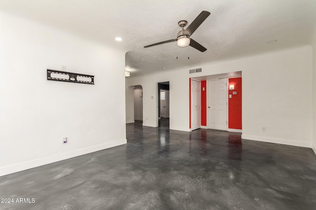 empty room featuring ceiling fan