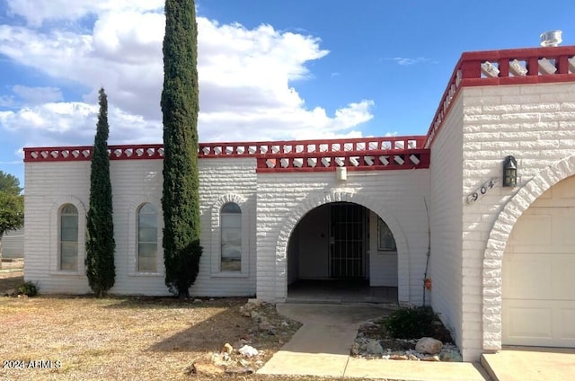 view of front of property featuring a garage