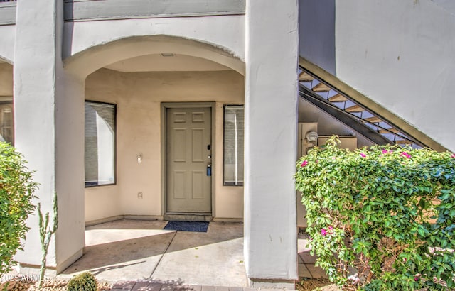 view of exterior entry with stucco siding