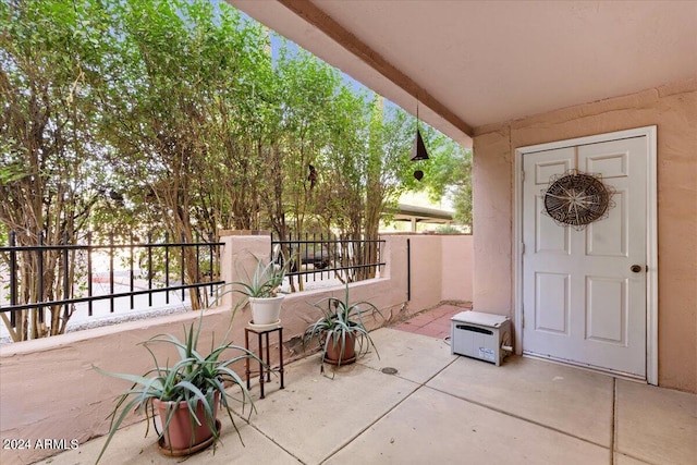 property entrance featuring a balcony