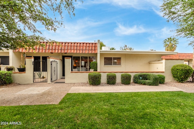 view of front of house with a front lawn