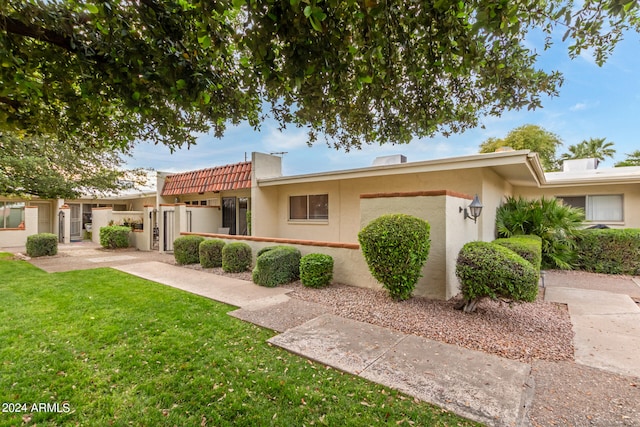 view of front of home featuring a front lawn