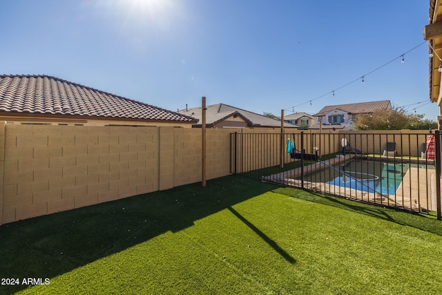 view of yard featuring a fenced in pool