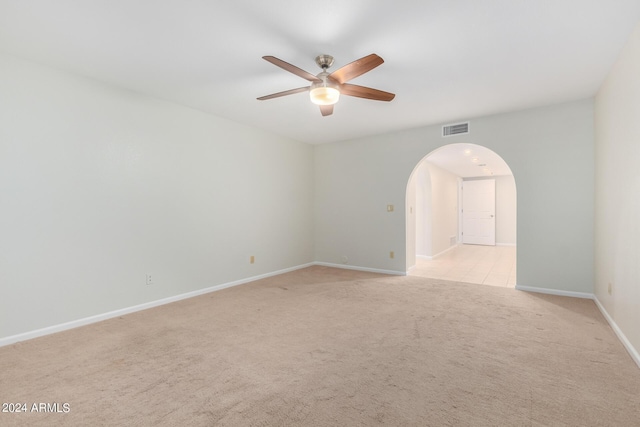 unfurnished room with light carpet and ceiling fan