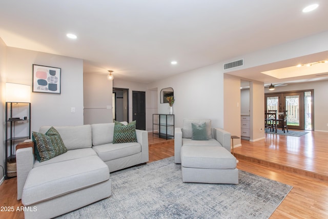 living area with baseboards, visible vents, recessed lighting, and wood finished floors