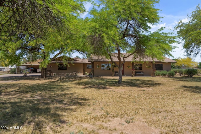 view of front of property featuring a front yard