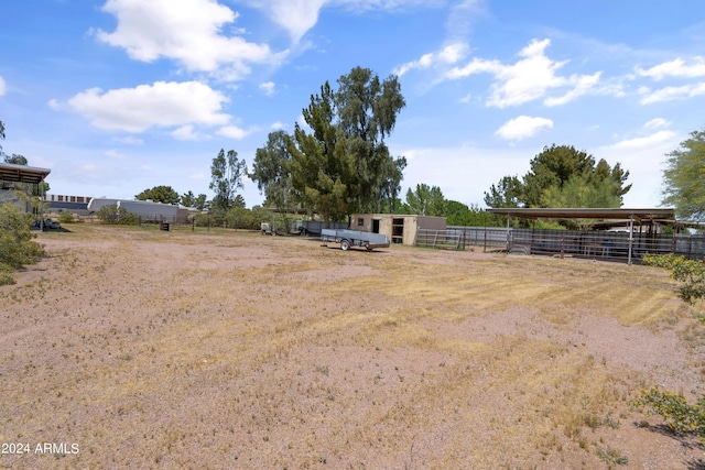 view of yard featuring an outdoor structure