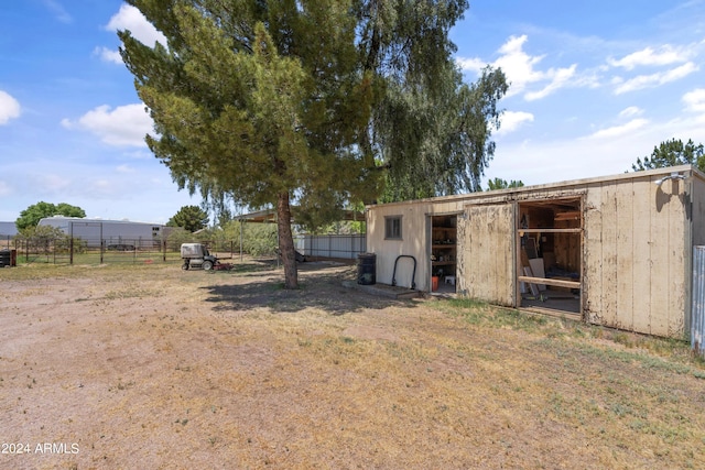 view of yard featuring an outdoor structure