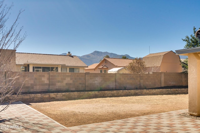 view of yard featuring a mountain view