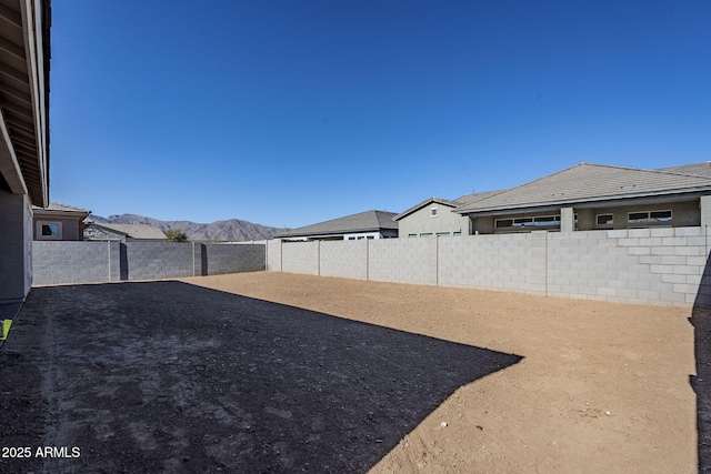 view of yard with a mountain view