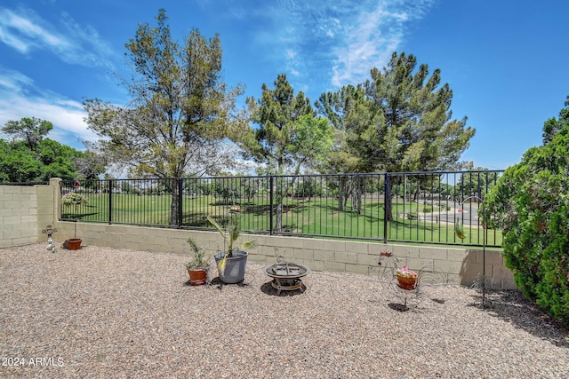 view of yard featuring an outdoor fire pit