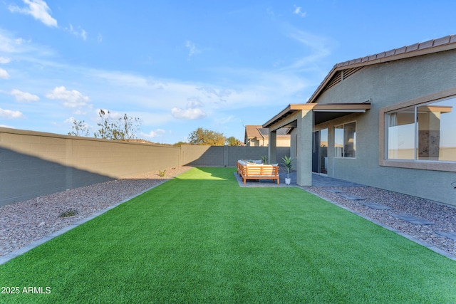 view of yard featuring outdoor lounge area