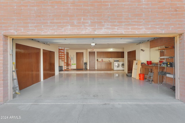 garage with washing machine and clothes dryer