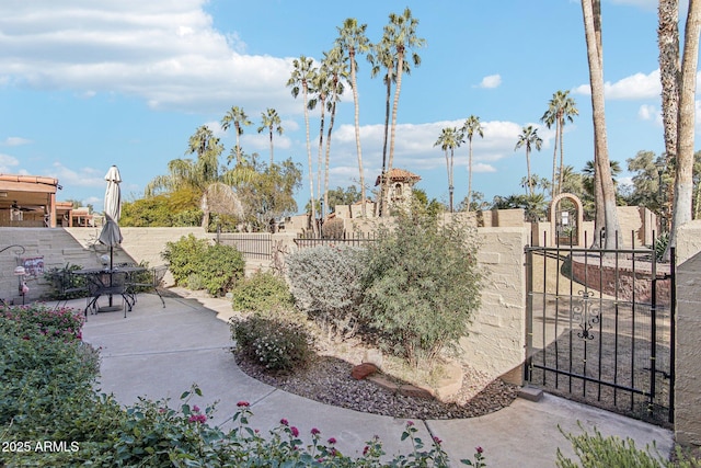 view of property's community featuring a patio area