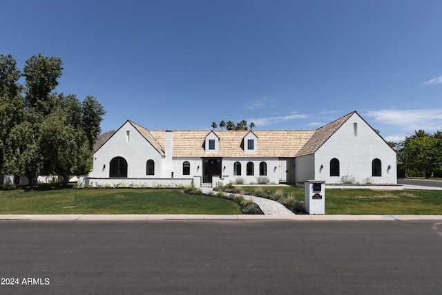 view of front of house featuring a front lawn