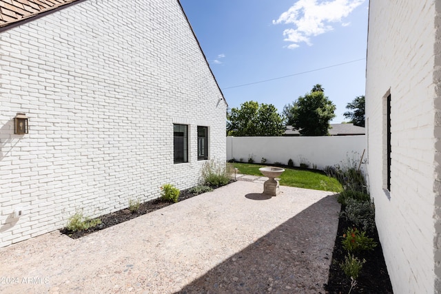 view of yard featuring a patio area