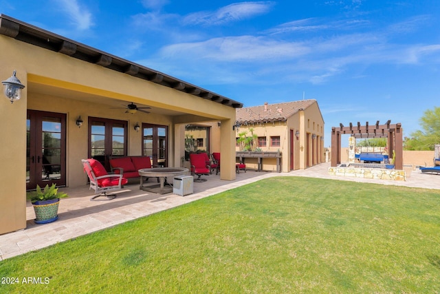 view of yard with outdoor lounge area, ceiling fan, a patio area, and a pergola