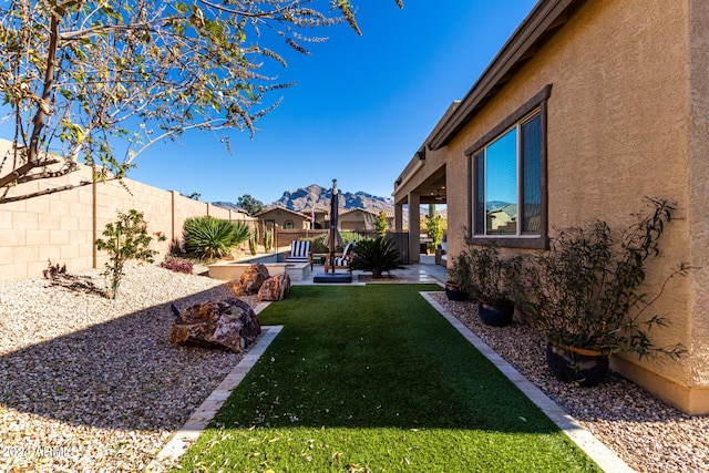 view of yard featuring a patio area