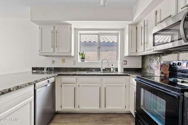 706 N El Dorado Dr, Gilbert, AZ 85233 - kitchen featuring stainless steel appliances, a sink, white cabinets, and light wood-style flooring