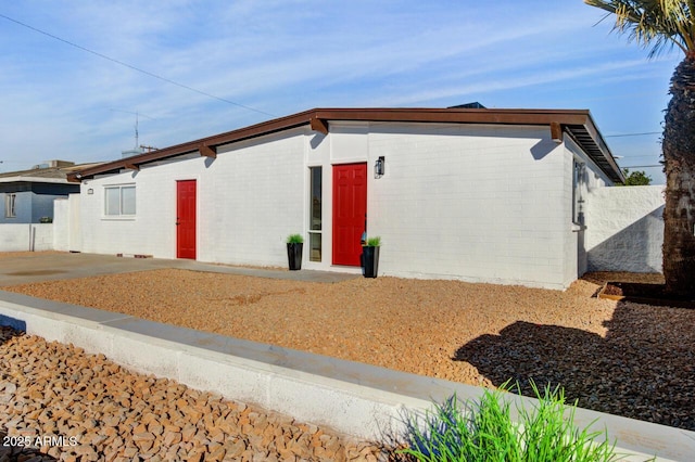 view of front of property featuring a patio