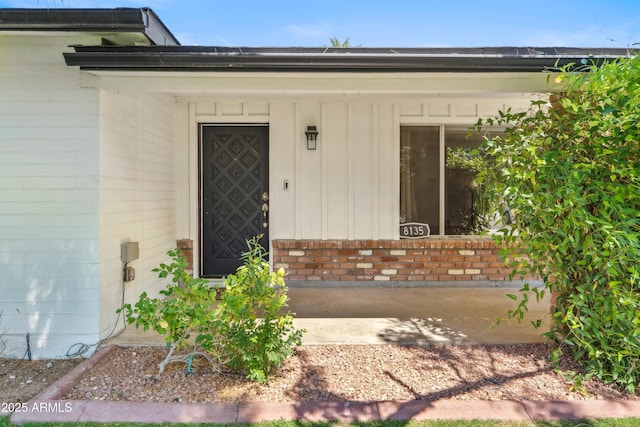 8135 N 5th St, Phoenix, AZ 85020 - doorway to property featuring brick siding and covered porch
