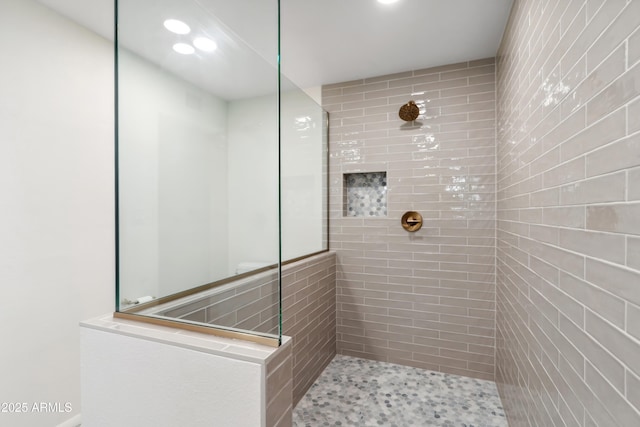 8135 N 5th St, Phoenix, AZ 85020 - bathroom featuring a walk in shower and recessed lighting
