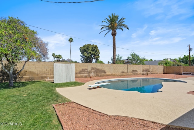 8135 N 5th St, Phoenix, AZ 85020 - view of swimming pool featuring a patio area and a diving board