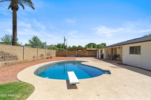 8135 N 5th St, Phoenix, AZ 85020 - view of swimming pool featuring a fenced backyard, a patio area, a ceiling fan, and a diving board