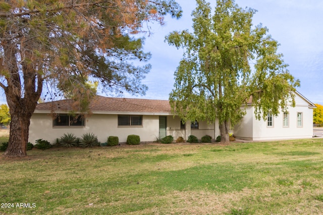 single story home with a front lawn