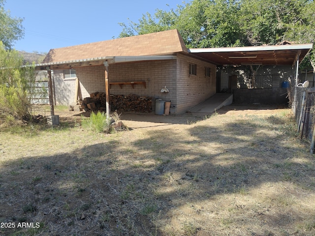 5463 E Roberts Dr, Globe, AZ 85501 - view of side of home with a shingled roof and an attached carport