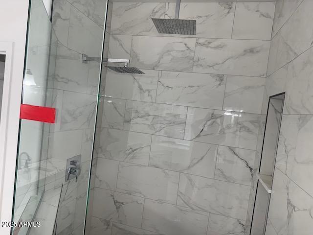 6633 N 54th Dr, Glendale, AZ 85301 - bathroom with tiled shower